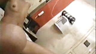 Симпатичний Аматорський секс відео українське підліток Райлі Ребел показує свою дупу на камеру
