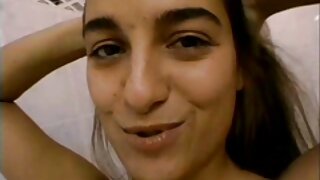 Молода брюнетка в порноукраїнське окулярах Зейна робить мінет в машині і її пизда затемнюється